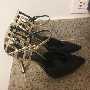 Fergie Gardenia Black and Gold Point Cage pumps